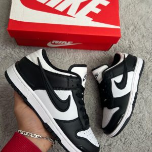 SB DUNK LOW NEGRA BLANCA RELIEVE