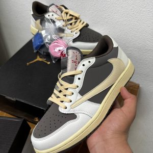 JORDAN RETRO 1 LOW x TRAVIS SCOTT