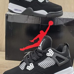 JORDAN RETRO 4 NEGRA SUELA BLANCA