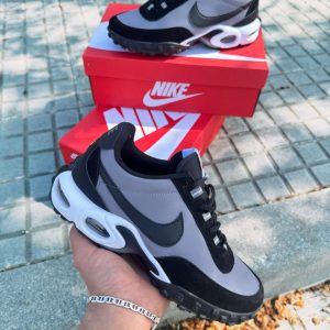NIKE WAFFLE TN 2025 GRIS LOGO NEGRO