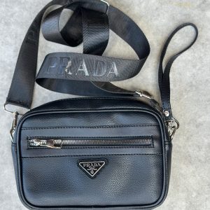 BOLSO PRADA NEGRO DE LADO