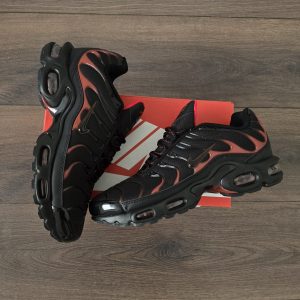 TN NEGRA CON TOQUES ROJO LOGO NEGRO 