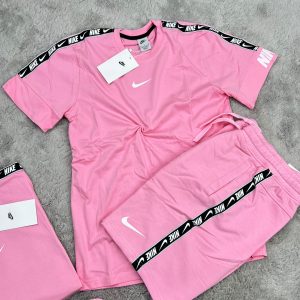 CONJUNTO NIKE ROSA VIDA CINTAS NEGRAS