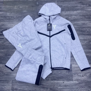 CHANDAL NIKE TECH 2026 KOBE BRYANT GRIS