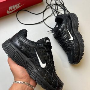 NIKE P6000 NEGRA ENTERA LOGO BLANCO
