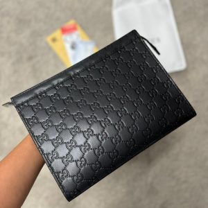 NECESER GUCCI LOGO GRABADO NEGRO