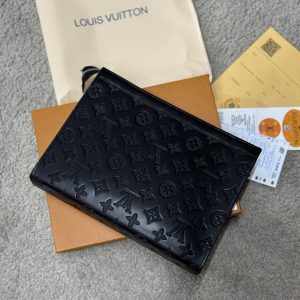 NECESER LOUIS VUITTON LOGO GRABADO NEGRO