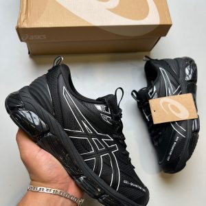 ASICS GEL QUANTUM NEGRA LINEAS BLANCAS