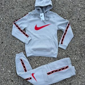 CHANDAL NIKE GRIS LOGO ROJO