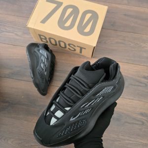 ADIDAS YEEZY 700 NEGRA