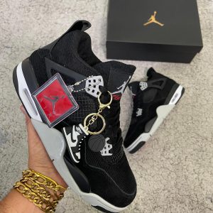 JORDAN RETRO 4 NEGRA SUELA BLANCA GRIS