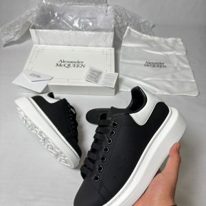 ALEXANDER MCQUEEN NEGRA TALON Y SUELA BLANCA