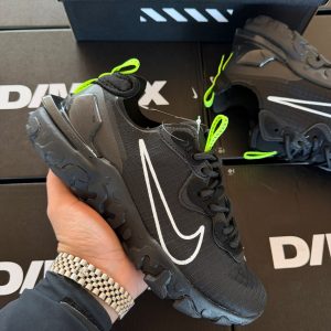 NIKE REACT NEGRO LOGO BLANCO SUELA GRIS TELA INVIERNO