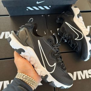 NIKE REACT NEGRO SUELA BLANCA TELA INVIERNO