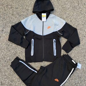 CHANDAL NIKE TECH ELECTRICO NEGRO GRIS LOGO NARANJA