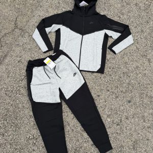 CHANDAL NIKE TECH RETRO NEGRO GRIS CLARO