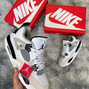 JORDAN RETRO 4 BLANCA NEGRA GRIS