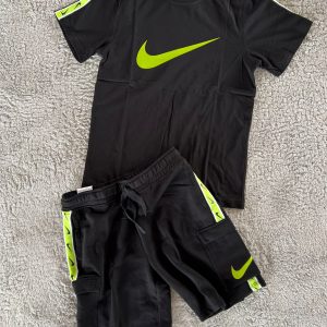 CONJUNTO NIKE NEGRO LOGO VERDE