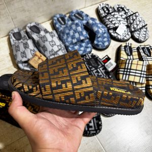 CHANCLA FENDI NEGRA BRONCE