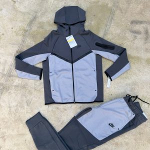 CHANDAL NIKE TECH GRIS 2026