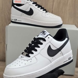 AIR FORCE BLANCA LOGO Y SUELA NEGRA
