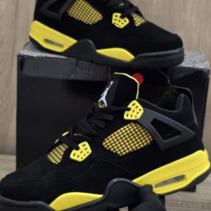 JORDAN RETRO 4 NEGRA SUELA AMARILLA