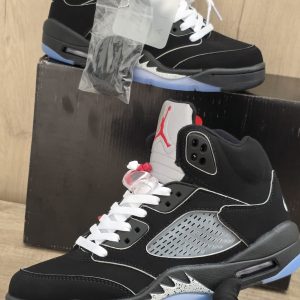 JORDAN 5 NEGRA CORDONES BLANCOS