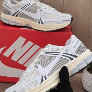 NIKE VOMERO BLANCA GRIS