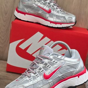 NIKE P-6000 PLATA LOGO ROJO