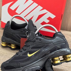 SHOX  SUPREME NEGRA LOGO ORO
