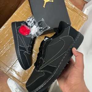 JORDAN RETRO 1 LOW x TRAVIS SCOTT BLACK