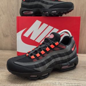 AIR MAX 95 NEGRA LOGO NARANJA