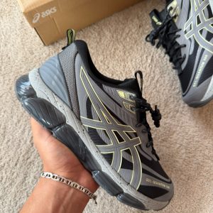 ASICS QUANTUM 360 GRIS LINEA AMARILLA