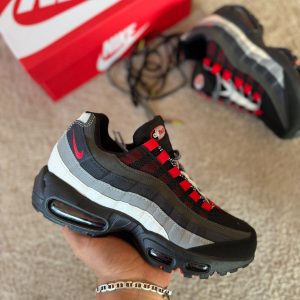 AIR MAX 95 NEGRA LOGO ROJO